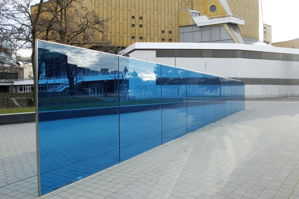 Eine blaue Glaswand steht vor der Berliner Philharmonie