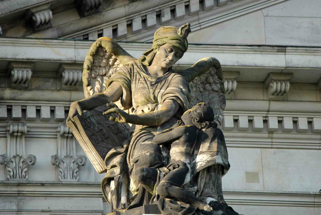Figur "Gott ist die Liebe" auf dem Berliner Dom