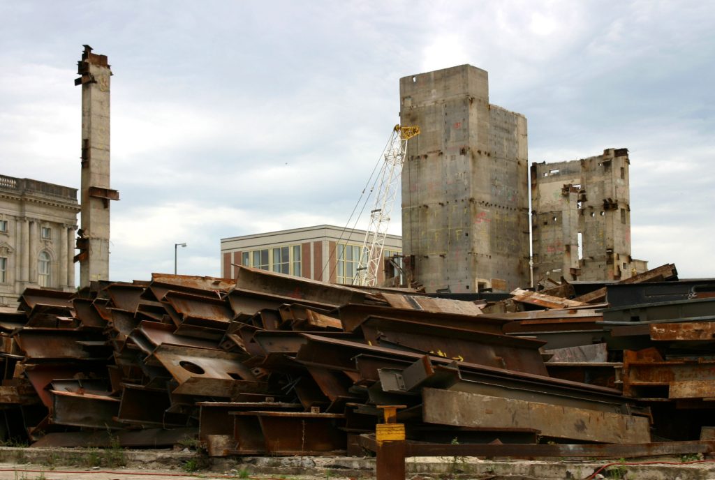 Ruinen vor der ehemaligen Staatsratgebäude