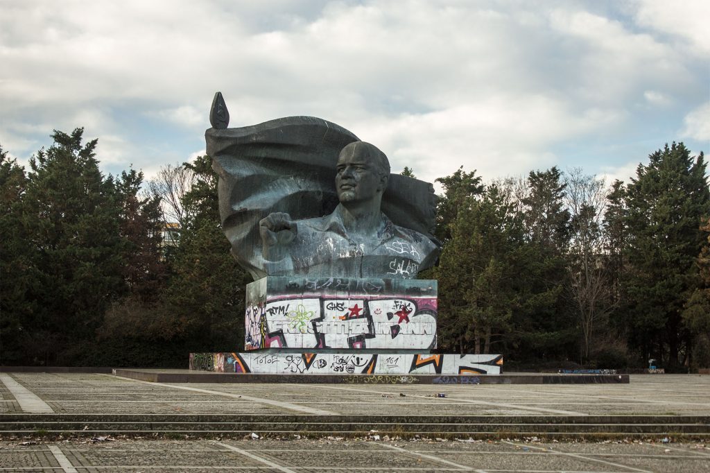 Ernst Thälmann Denkmal  mit dem umgebenden Platz