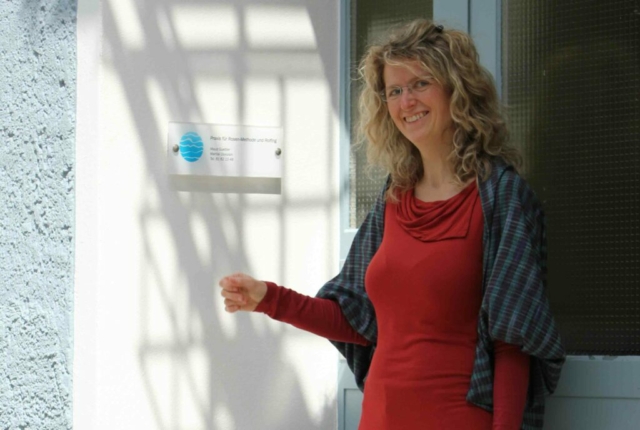 Maud Guettler an ihrem Praxisschild